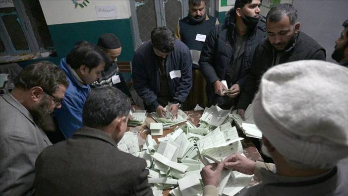 Pakistan’da seçim sonuçları açıklandı. İmran Han’ın desteklediği grup birinci çıktı