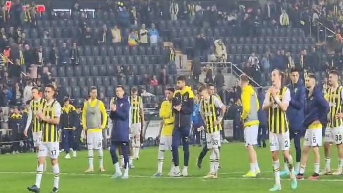 Fenerbahçe liderliği kaptırdı. Taraftarlar futbolcuları bağrına bastı