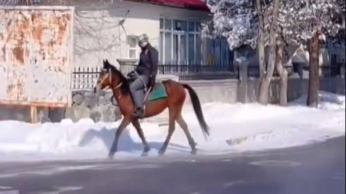 Ardahan'da eksi 6 derecede atlarla dolaşıyorlar