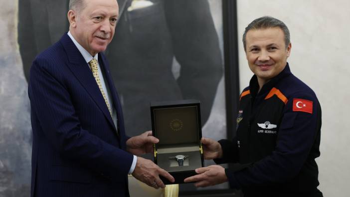 Türkiye'nin ilk astronotu Alper Gezeravcı Erdoğan ile görüştü. Saat hediye etti