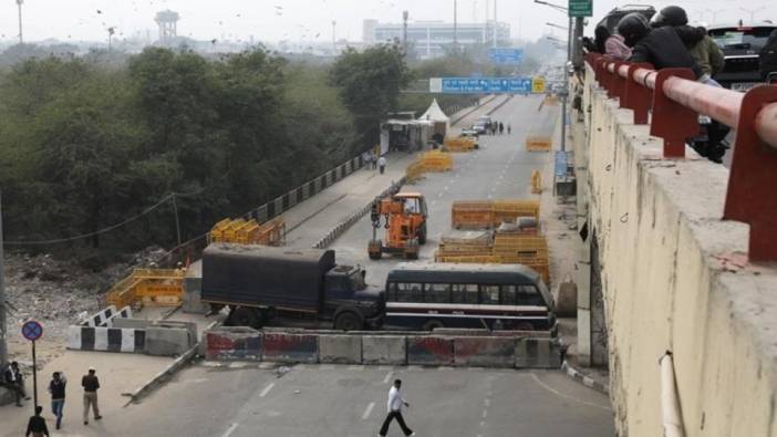 Hindistan'da polis çiftçiler için beton bariyer kurdu