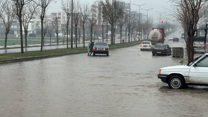 Siverek’te şiddetli yağış: Dükkanları su bastı