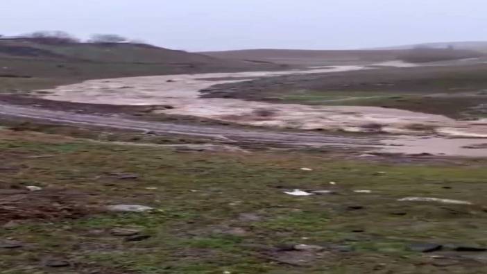 Elazığ’da yağış sonrası oluşan sel nedeniyle yol çöktü