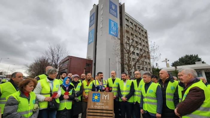 BUSKİ skandalına kırmızı kartlı düdüklü sarı yelekli protesto