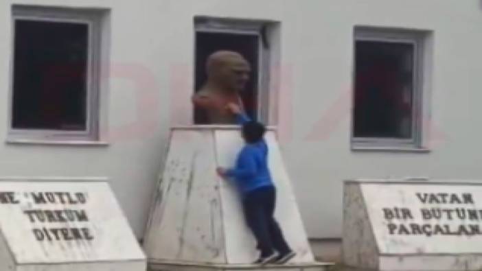 Diyarbakır'da 8 yaşındaki çocuğun Atatürk büstünü temizleme çabası görenleri duygulandırdı
