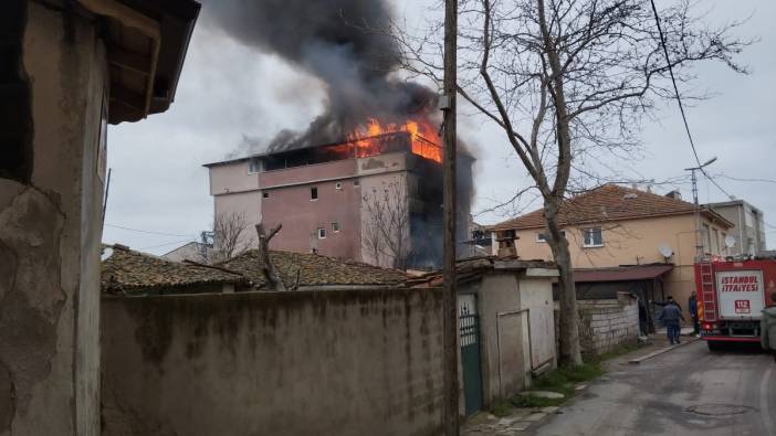 Silivri’de binanın çatısı alev alev yandı