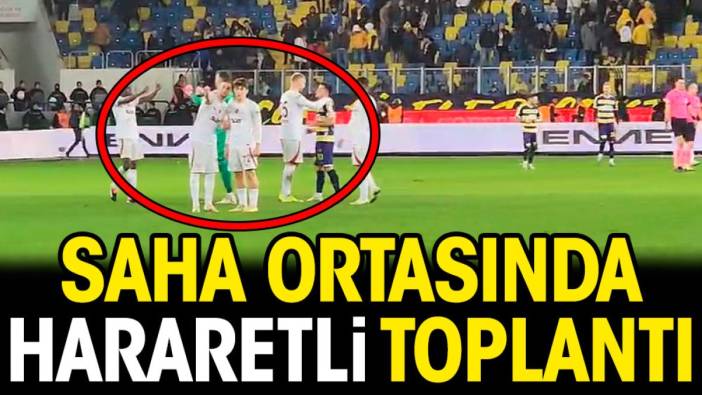 Maç bitti Galatasaraylı futbolcular hararetli hararetli sahada konuştu