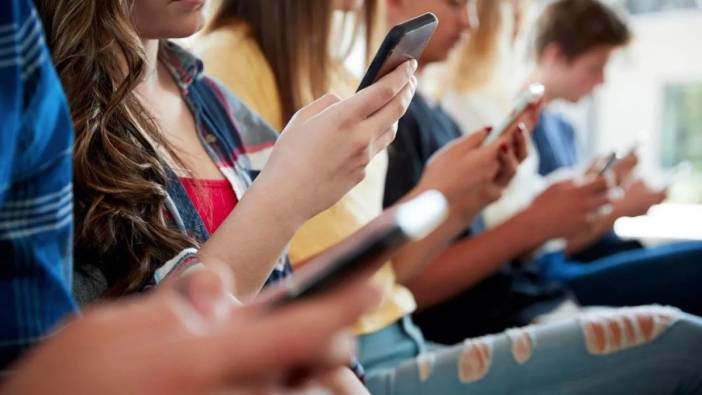 İngiltere okullarda cep telefonunu yasaklayacak