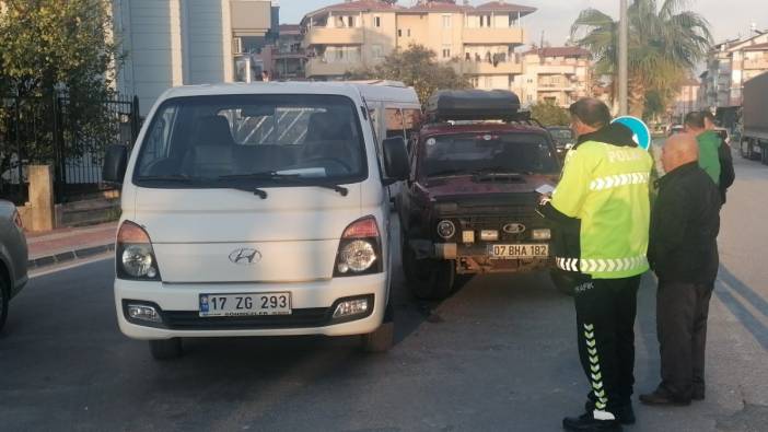 Antalya'da kamyonet ile otomobil çarpıştı: 1 yaralı