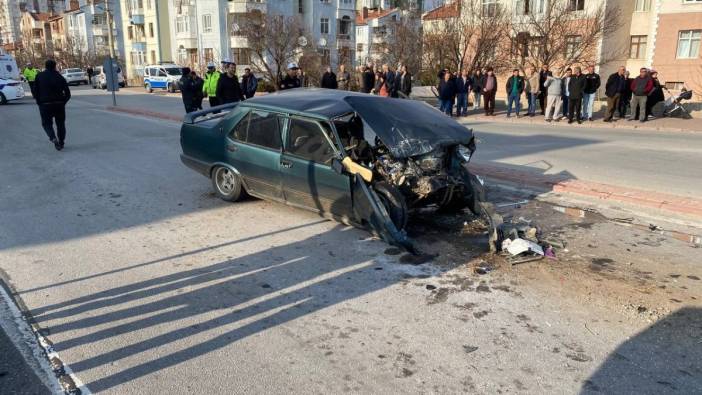 Otomobil kırmızı ışıkta bekleyen işçi servisine çarptı: 1 ölü, 2 yaralı