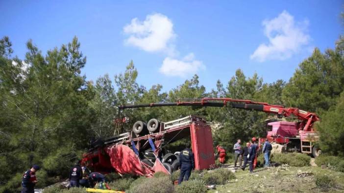 Lastik yüklü kamyon devrildi: Sürücü hayatını kaybetti
