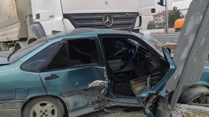 Kütahya'da kamyon ile otomobil çarpıştı: 2 yaralı