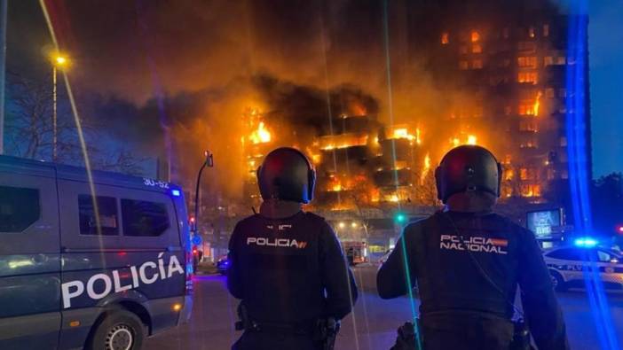 İspanya’da 14 katlı binada yangın