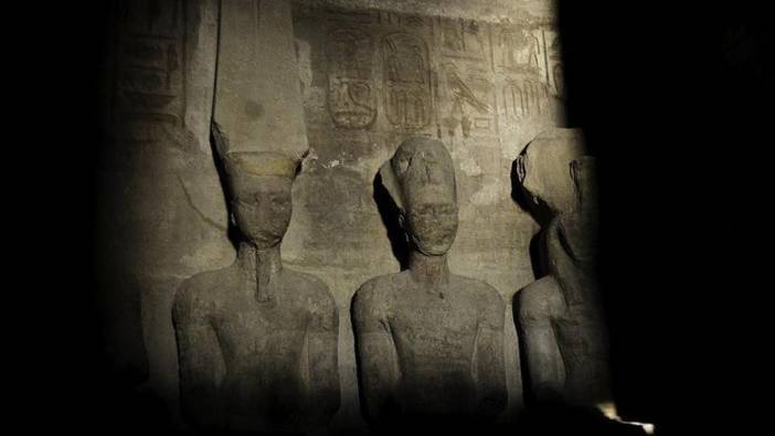 Yılda iki kez gerçekleşiyor: Ramses'in heykeline güneş vurdu