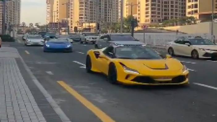 Dubai'deki lüks araç trafiği gündem oldu