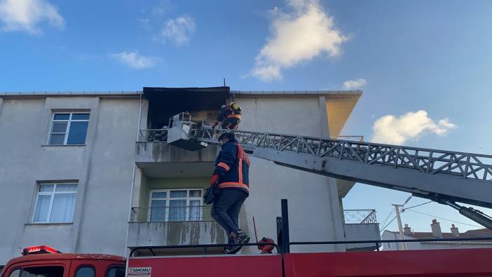İki katlı evde çıkan yangını söndürmek için ekipler yoğun mesai harcadı