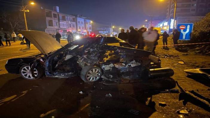 Trabzon'da iki otomobilin çarpıştığı kazda 6 kişi yaralanırken araçlar hurdaya döndü