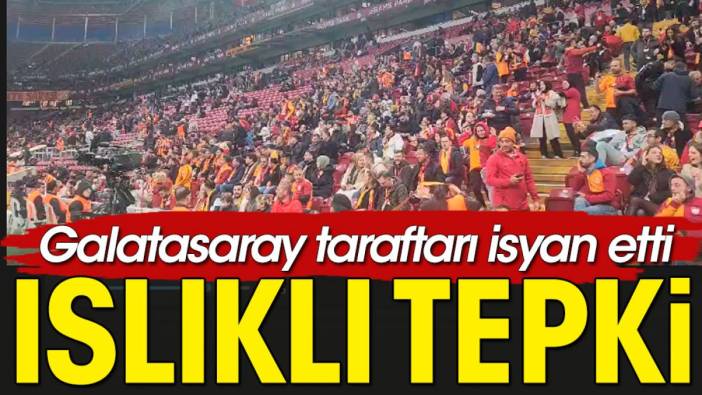 Galatasaray taraftarı sahaya çıkar çıkmaz tepki gösterdi. Kulakları sağır eden ıslık