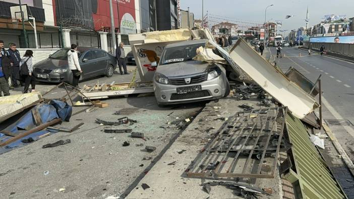 Çekmeköy'de otomobil durağa daldı; 4 yaralı