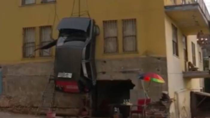 Sürekli kaza yapmasından arabasını sorumlu tutup arabasını evin duvarına astı