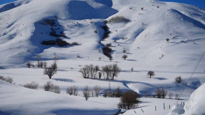 Her yere bahar gelirken köylüler 4 metrelik kar ile mücadele ediyor