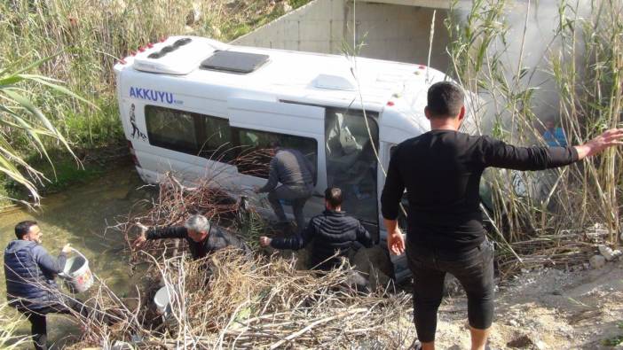 Mersin'de yolcu minibüsü ile otomobilin çarpıştığı kazada 1 kişi öldü 13 kişi yaralandı