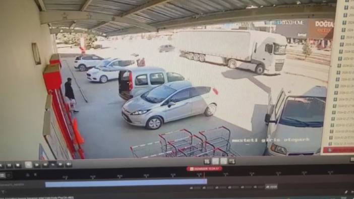 Direksiyonu kilitlenen otomobil beton bloka çarptı, kaza anı kamerada
