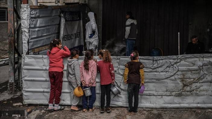 Gazze'ye ilk kez uçaklarla sınırlı miktarda gıda yardımı ulaştırıldı