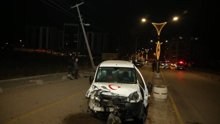 Edirne'de hafif ticari araç elektrik direğine çarptı