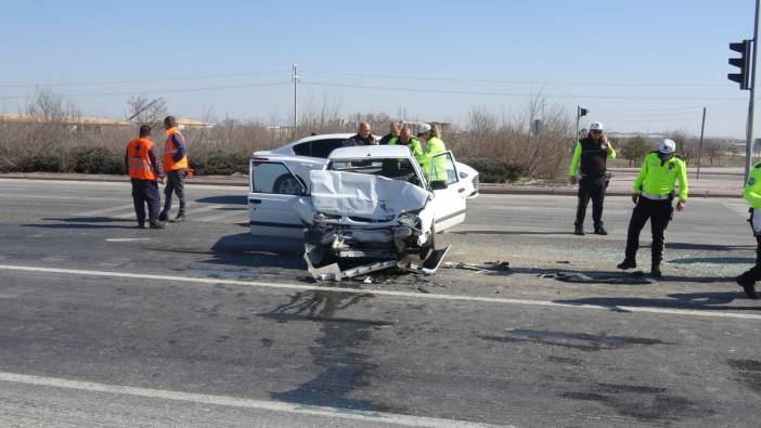 Konya'da bir otomobil kırmızıda bekleyen hafif ticari araca çarptı. 2 ölü
