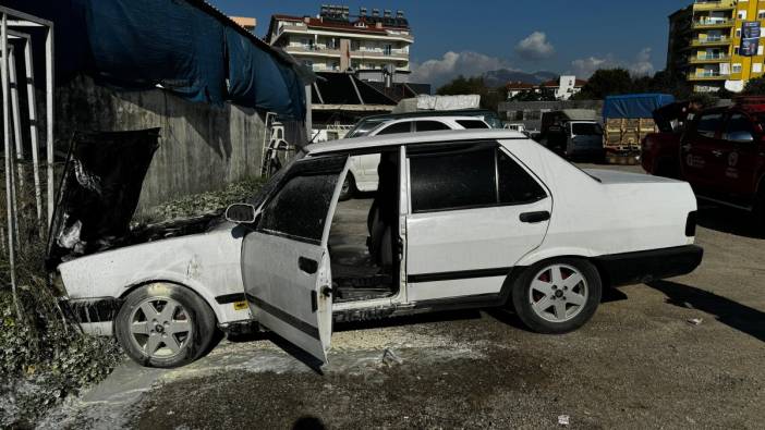 Antalya’da park halindeki otomobil alev aldı