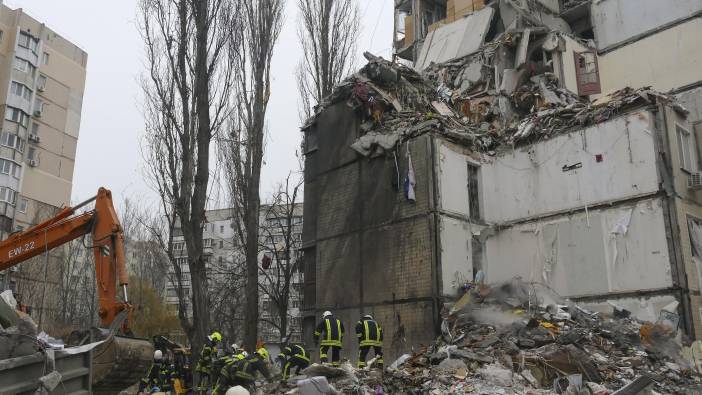 Rusya, Ukrayna'da bir apartmanı vurdu: 3 ölü, 8 yaralı