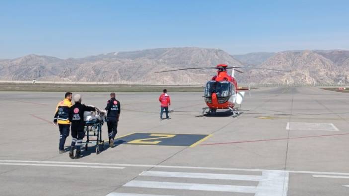 Boğazına cisim kaçan çocuk ambulans helikopterle hastaneye götürüldü