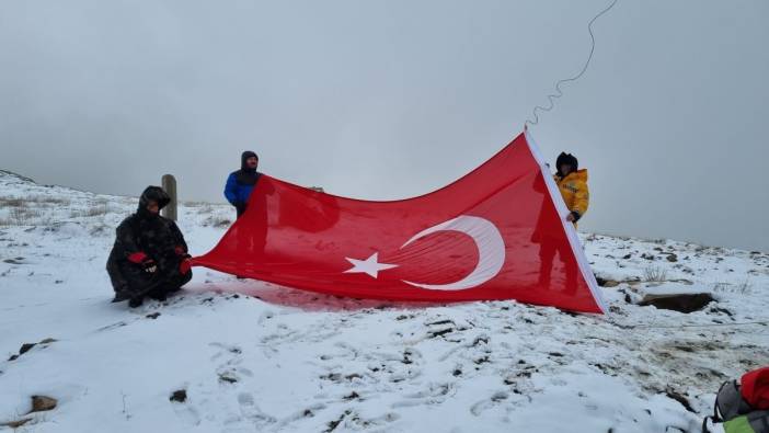 Kırşehirli dağcılar, yıpranan Türk Bayrağı'nı değiştirdi