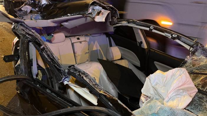 TEM Otoyolu'nda tıra çarpan otomobilin tavanı koptu. 1 ölü 2 yaralı