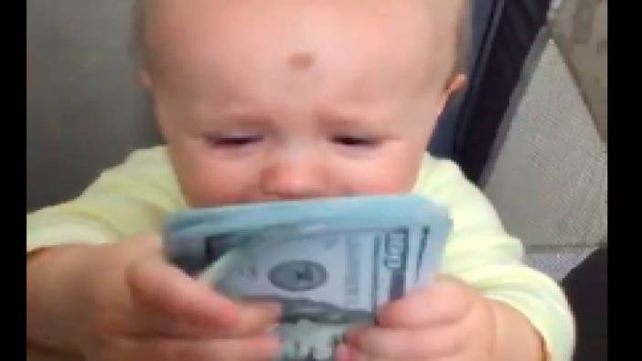 Dolar verince ağlamayı bırakıp gülmeye başlayan bebek izleyenleri güldürdü