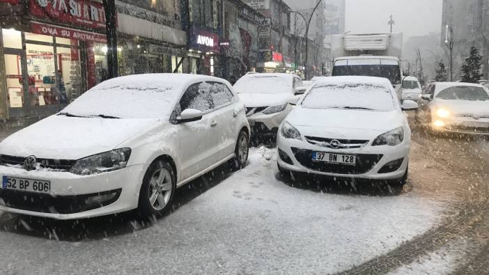Hakkari'de etkili olan kar ve tipi vatandaşlara zor anlar yaşattı