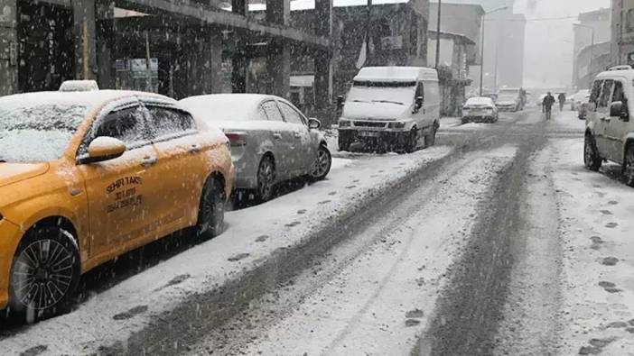 Hakkari'de kar ve tipi ulaşımı olumsuz etkiliyor