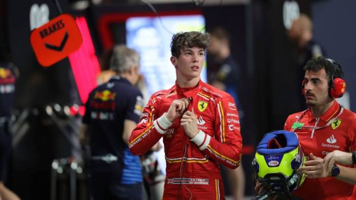 18 yaşında Ferrari'nin en genç pilotu oldu. İlk seferinde Hamilton'u geçti