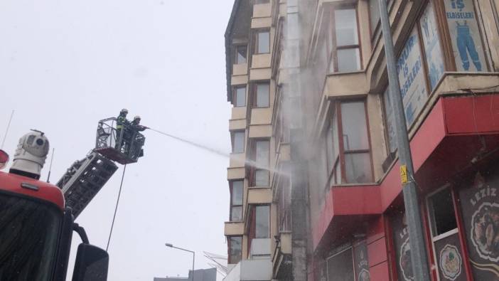 Erzurum’da iş yerinin çatısında yangın!