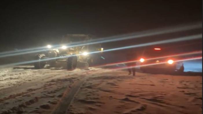 Bitlis’te yoğun kar yağışı sebebiyle araçlar mahsur kaldı