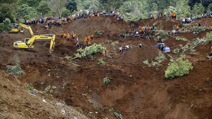 Endonezya'da sel ve toprak kayması sonucu 21 kişi öldü