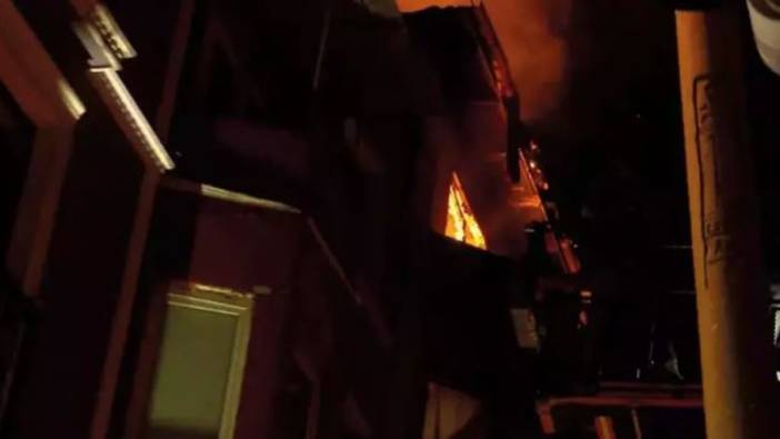 Beyoğlu'nda çıkan çatı yangınında 1 kişi hayatını kaybetti
