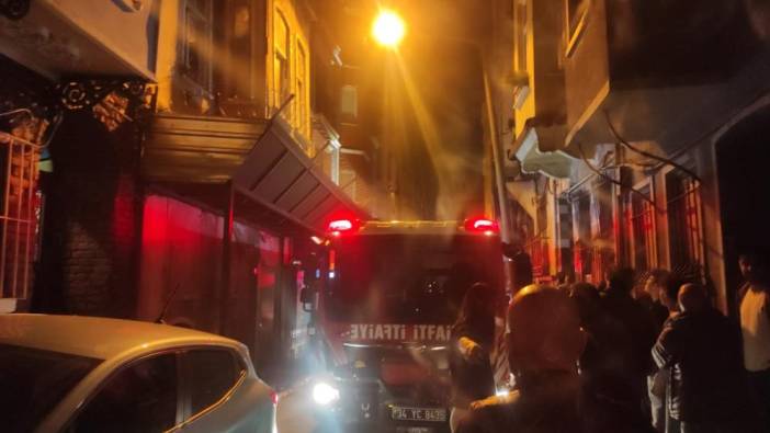 Beyoğlu'ndaki 4 katlı binada yangın. 1 kişi hayatını kaybetti