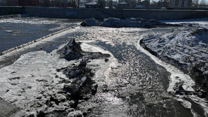 Ağrı'da don etkili oldu Murat Nehri buz tuttu