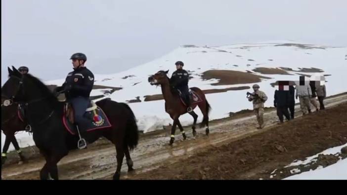Jandarma atlı birliklerle 199 kaçak göçmen yakaladı