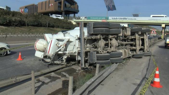 İstanbul-Pendik'te beton mikseri devrildi