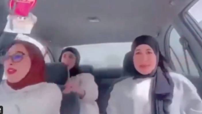 Arabada kız kıza şarkı söyleyip video çekmek isterken kaza yaptılar