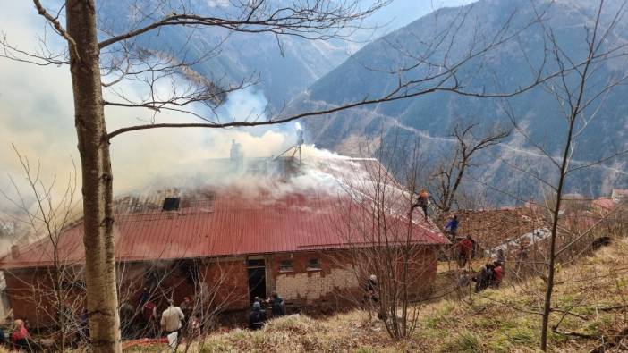 Trabzon’da iki katlı evde yangın