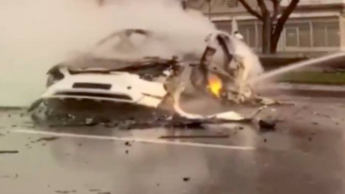Tesla aracın trajik sonu: Yağmurlu havada kayıp ağaca çarpan araç alev aldı sürücü hayatını kaybetti